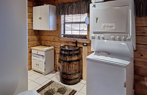 New Tazewell Cabina | Cozy cabin near Norris Lake with a porch, firepit, gas fireplace & jetted tub