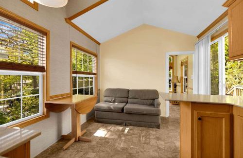 Sandwich Casa | Cozy Cabin Near Sandwich Glass Museum, Massachusetts