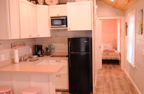 New Braunfels Cabina | Acogedora cabaña cerca del Comal River-Cabin # 6- Shabby Chic Theme