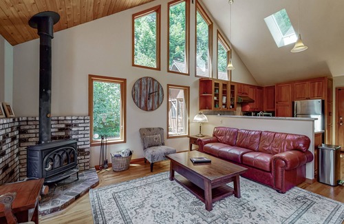 Eureka Cabina | Cozy Cabin Nestled on 2.5 Acres of Pristine Redwood Forest *Hot Tub *Fire Pit!