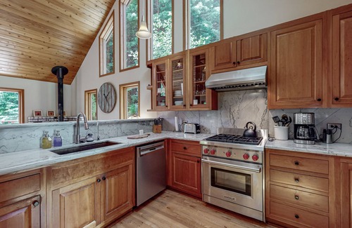 Eureka Cabina | Cozy Cabin Nestled on 2.5 Acres of Pristine Redwood Forest *Hot Tub *Fire Pit!