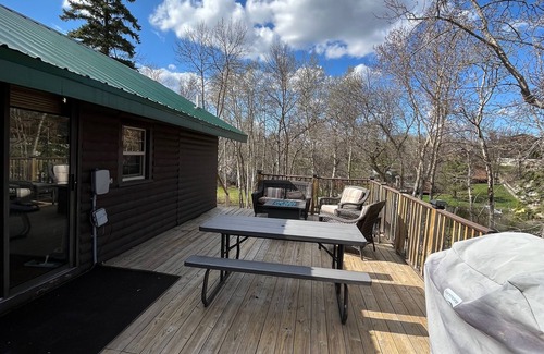 Bottineau Cabina | Cozy Cabin next to Lake Metigoshe