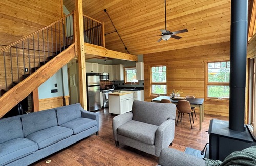 Nordegg Cabina | Cozy Cabin on Coliseum Mountain 3 Bedrooms with bunk beds