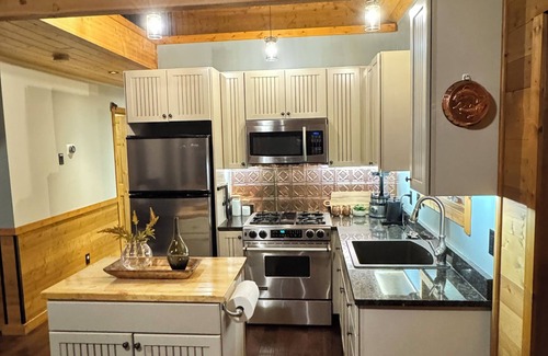 Nordegg Cabina | Cozy Cabin on Coliseum Mountain 3 Bedrooms with bunk beds