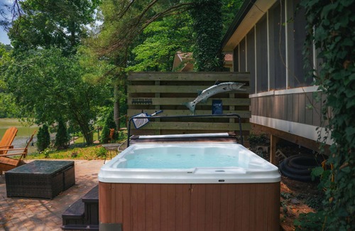 Martinsville Apartamento | Cozy Cabin on Lake Front With Hot tub Firepit