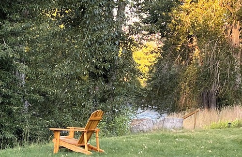 Twisp Cabina | Cozy cabin on the Twisp River. Just 5 minutes from town on Twisp River
