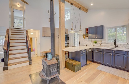 Idaho Springs Cabina | Cozy Cabin on the River \ Hot Tub \ Beach