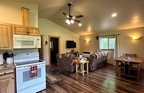 Coram Cabina | Cozy cabin only 7 miles from Glacier National Park