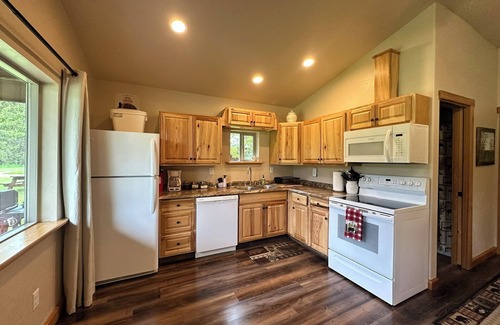 Coram Cabina | Cozy cabin only 7 miles from Glacier National Park