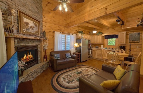 Gatlinburg Cabina | Acogedora cabaña, perfecta para una luna de miel o una escapada familiar llena de aventuras.
