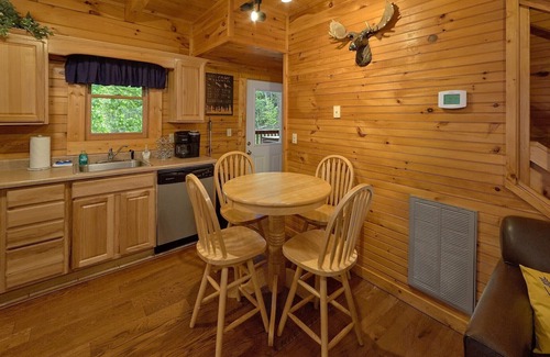 Gatlinburg Cabina | Acogedora cabaña, perfecta para una luna de miel o una escapada familiar llena de aventuras.