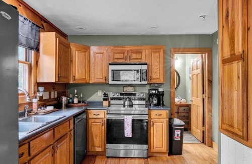 Vein Mountain Cabina | Cozy Cabin Retreat! Hot Tub, Games, Fire Pit & more! Family & Pet Friendly!