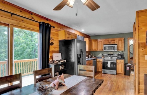 Vein Mountain Cabina | Cozy Cabin Retreat! Hot Tub, Games, Fire Pit & more! Family & Pet Friendly!