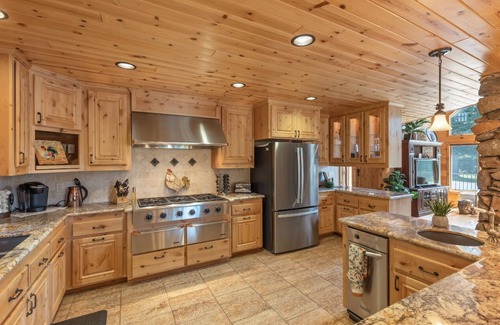 Bailey Creek Cabina | Cozy Cabin retreat located in the center of Bailey Creek Golf Course