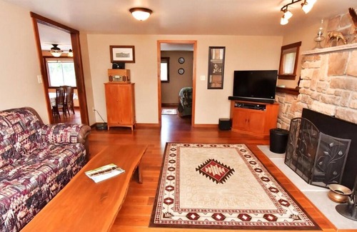 Berryville Casa | Cozy cabin right on the Shenandoah River. Kayak and tube your way to relaxation.