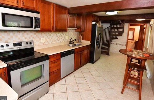 Berryville Casa | Cozy cabin right on the Shenandoah River. Kayak and tube your way to relaxation.