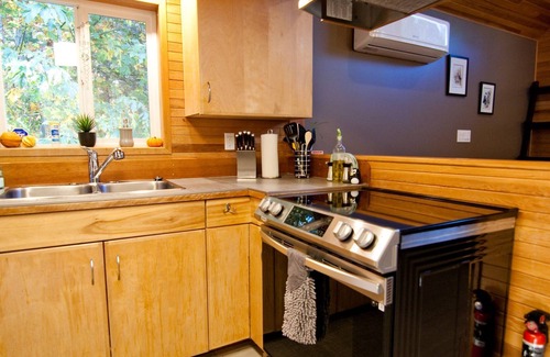 Black Creek Cabina | Cozy Cabin steps from the Oyster River
