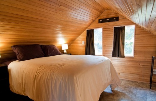 Black Creek Cabina | Cozy Cabin steps from the Oyster River