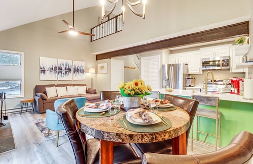 White Haven Cabina | Cozy Cabin w/ Deck < 1 Mi to Jack Frost Resort!