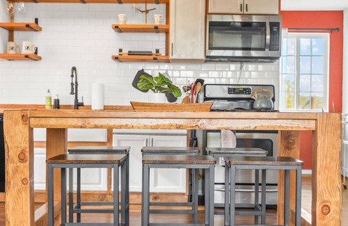 Landers Cabina | Cozy Cabin with Hot Tub, Stargazing, Private & Secluded 2.5 Acres