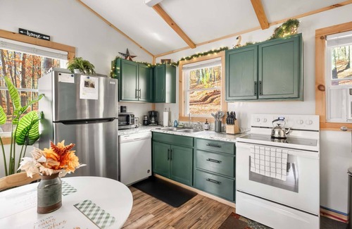 Lost River Cabina | Cozy Cabin w Lake, Hot Tub, Huge Deck & Fire Pit