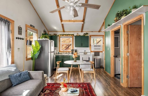 Lost River Cabina | Cozy Cabin w Lake, Hot Tub, Huge Deck & Fire Pit