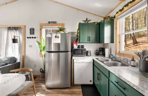 Lost River Cabina | Cozy Cabin w Lake, Hot Tub, Huge Deck & Fire Pit