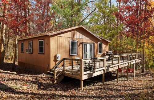 Lost River Casa | Cozy Cabin w Lake, Hot Tub, Huge Deck & Fire Pit