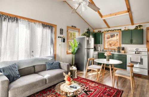 Lost River Casa | Cozy Cabin w Lake, Hot Tub, Huge Deck & Fire Pit