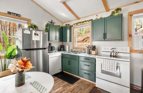 Lost River Casa | Cozy Cabin w Lake, Hot Tub, Huge Deck & Fire Pit