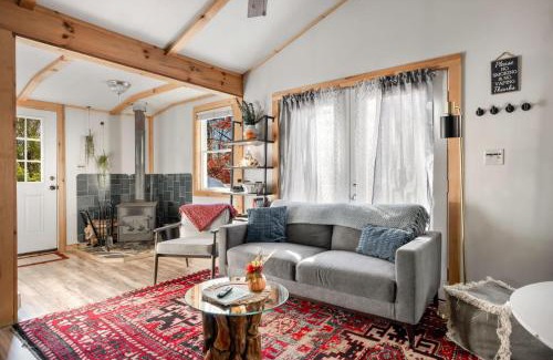 Lost River Casa | Cozy Cabin w Lake, Hot Tub, Huge Deck & Fire Pit