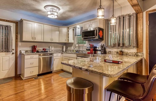 Gatlinburg Cabina | Cozy Cabin w/ Mountain Views Near SkyLift Park!