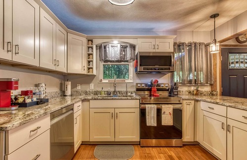 Gatlinburg Cabina | Cozy Cabin w/ Mountain Views Near SkyLift Park!