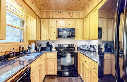 Sugar Grove Cabina | Cozy Cabin-WiFi, Game room, mountain views, hot tub fully stocked, Pet Friendly!