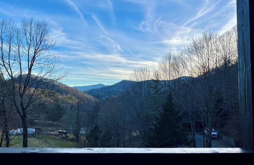 Sugar Grove Cabina | Cozy Cabin-WiFi, Game room, mountain views, hot tub fully stocked, Pet Friendly!