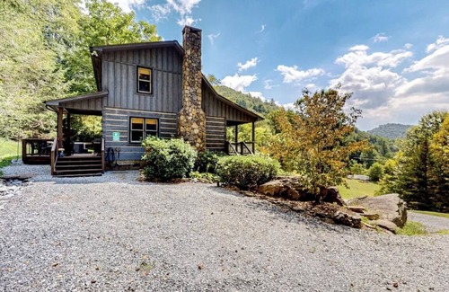 Sugar Grove Cabina | Cozy Cabin-WiFi, Game room, mountain views, hot tub fully stocked, Pet Friendly!