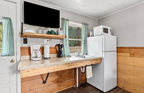 Hill City Cabina | Cozy cabin with a great fire pit area.