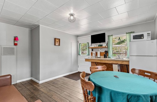Hill City Cabina | Cozy cabin with a great fire pit area.