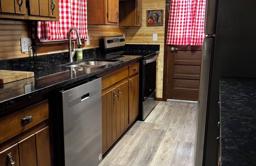 McMinnville Cabina | Cozy cabin with beautiful sunsets. Less than hour to 5 state parks. King Bed.