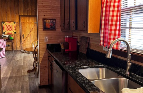 McMinnville Cabina | Cozy cabin with beautiful sunsets. Less than hour to 5 state parks. King Bed.