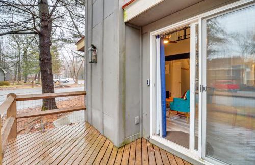 White Haven Casa | Cozy Cabin with Deck Less Than 1 Mi to Jack Frost Resort!