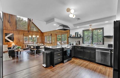 Albrightsville Chalet De Esquí | Cozy Cabin with Hot Tub, Pets, Lake