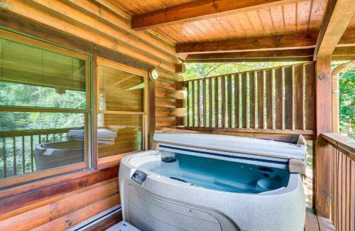Sevierville Casa | Cozy Cabin with Hot Tub Less Than Half-Mi to Douglas Lake!