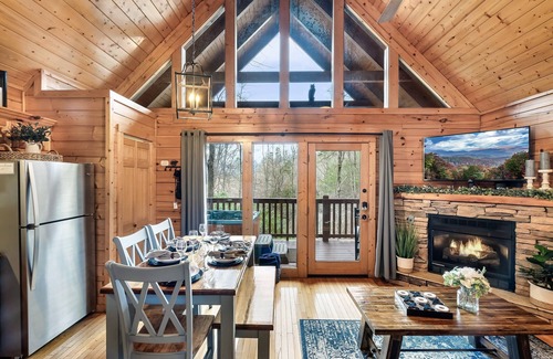 Black Bear Falls Cabina | Cozy Cabin with Hot Tub, Stream, and Prime Smoky Mountain Location