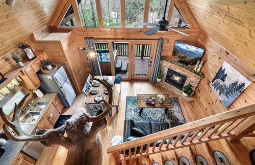 Black Bear Falls Cabina | Cozy Cabin with Hot Tub, Stream, and Prime Smoky Mountain Location