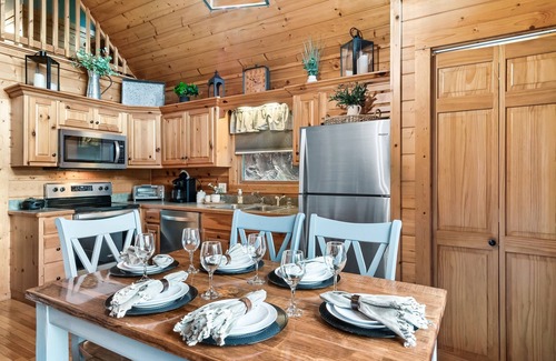 Black Bear Falls Cabina | Cozy Cabin with Hot Tub, Stream, and Prime Smoky Mountain Location
