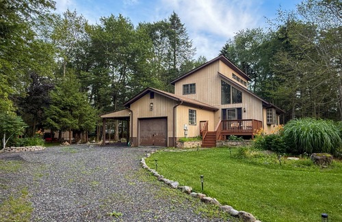 Tobyhanna Cabina | Cozy Cabin with Pond, Game Rm, Pool & Fire Pit