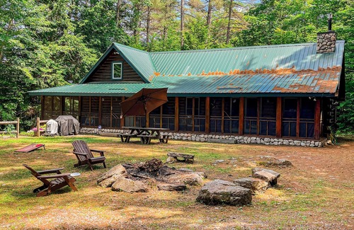 Laconia Cabina | Cozy cabin with sauna, minutes from Weirs Beach.