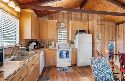 Lodge Hill Casa | Cambria Mountain View Retreat/Firepit/EV Charger/Wi-Fi/Welcoming 2-bedroom house