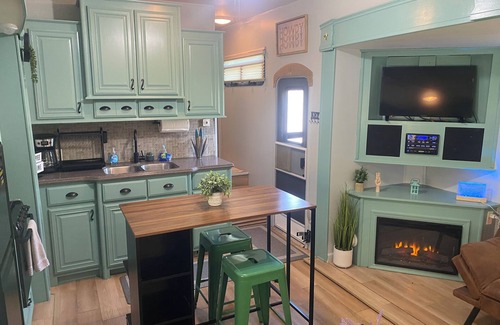 Burnet Alquiler De RV | Cozy Camper at Container City on the backside of Spider Mountain